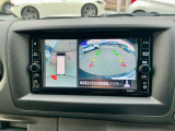 アラウンドビューモニターは車の全方位をカメラで映しだして障害物や人を確認、周りの状況を確認しながら安全に駐車できる便利な装備になります。