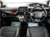 運転にかかわる様々な操作を安全に行えるように視点移動が少なく、操作性に配慮されたスイッチ類が凝縮されたコクピットです。