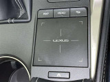 手元でナビゲーションなどの操作を可能にする「リモートタッチ」は、運転姿勢の変化を抑制し、スムーズな操作が可能です。