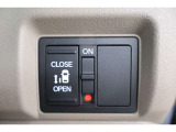 片側パワースライドドア付で、挟み込み防止機能によりお子様の乗り降りも安心!車内・車外のドアハンドルからはもちろんのこと運転席スイッチやリモコンキーからも開閉操作が可能で大変便利な装備となっております!