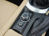 マツダコネクトを操作するコマンダーコントロールです。運転中に自然と手の触れる位置に配置されています。