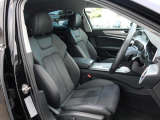 Audi車はどの車種も全てレザーハンドルです。そこにはAudiのこだわりがあり質感の高いレザーでしっかりと手に馴染み、高級感を演出します。