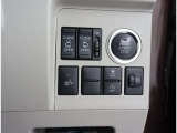 ブレーキを踏みながらボタンを押してエンジンスタート。スマートシステムのエンジン始動です。