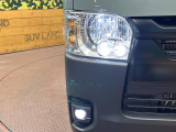【LEDヘッドライト】悪天候や夜間走行時も良好な視界を確保し安心して運転できる高輝度LEDヘッドライトを装備!点灯速度が早く、消費電力も抑えられています。