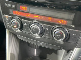 【オートエアコン】一度お好みの温度に設定すれば、車内の温度を検知し風量や温度を自動で調整。暑い&hellip;寒い&hellip;と何度もスイッチ操作をする必要はありません。快適な車内空間には必須の機能ですね♪