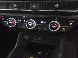 オートエアコンは左右席で独立温度コントロールが可能です。シートヒーター付きで、冷えた車内でもスイッチを押せば数秒で座面と背もたれがあたたかくなります。