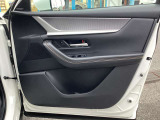 運転席ドアにドアミラーのスイッチとウインドウスイッチを集めています。