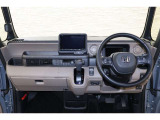 操作性に優れた運転席となります!小物入れや各ボタンの配置にこだわり、使いやすいです!座り心地もよく視認性も良好なのでロングドライブもお任せ下さい!