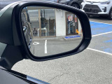隣車線を走る車両をレーダーで検知し、ドアミラーでは確認しにくい後側方エリアに存在する車両に加え、急接近してくる車両も検知します。車両を検知するとドアミラーに搭載されたLEDインジケーターが点灯します。
