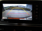 バックモニター付きで慣れない駐車場や車庫入れをサポートします。