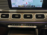 バックカメラにより駐車時の後方確認も楽にできます。