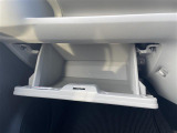 【グローブボックス】大容量のグローブボックスです!!車検証ケース他、日頃使う小物類の収納スペースもたくさんあります!