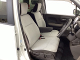 自社整備工場で点検整備をおこなってからお渡ししています。車検が残っている場合は『12ヶ月点検整備』を、車検整備付きの場合は『車検整備』をおこないます。整備費用は車両本体価格に含まれています。