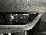 電動式バックドアです。 荷物を持ったままでもボタン一つで自動的に開け閉めできるので便利ですよ。 挟み込み防止機能も付いていますのでお子様の手や荷物を挟み込むのを防いでくれますよ。