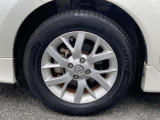 純正のアルミホイールです!お車に合ったデザインのホイールになっています!