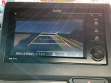 【リアカメラ】リバースに入れるだけで後方の映像が映ります。安全確認や、狭い駐車場での車庫入れ、雨の日や夜間など視界の悪い時に便利です。安全にバックする為には欠かせない装備です。