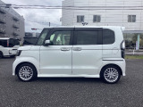 ドアバイザー・アルミホイル装着車両です。華やかなサイドシルエットです。