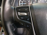 ステアリングには運転中でも簡単に操作できる各種スイッチついてます