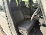【フロントシート】アイポイントが高く、視界が開けているので、運転する際も快適♪シートも厚みがあり座り心地にこだわったシート設計になっているので、長時間ドライブの際も疲れを軽減してくれます☆