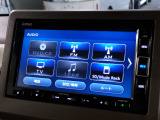 CD、DVD、Bluetooth、AM、FM、スマートフォン接続ができます。