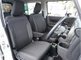 【清潔感のある運転席&助手席】隅々までクリーニングの行き届いた運転席&助手席。目立ったシミや汚れ等もございません。快適なドライブをどうぞ。