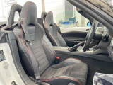 【RECARO製シート】人間工学に基づいた面圧分布によって腰への負担や長時間運転時の疲労発生を軽減☆一目でレカロとわかるスポーティなルックスが特徴です。