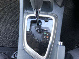 操作しやすいATシフトです。シフトチェンジを気にしなくてよいので運転だけに集中できますね。自然と手に届くところにある、手になじむ形状のシフトノブがいいですね。