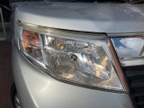 【HIDヘッドライト】非常に明るく前方を照らしてくれるので、悪天候や夜間の走行時も視界良好で安心してお乗りいただけます。