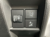 ドライバーへ逸脱の危険を知らせ車線逸脱を回避するようステアリング操作を支援してくれる路外逸脱抑制機能、ブレーキの補助操作を行い減速して衝突被害を軽減する衝突軽減ブレーキ付きです!