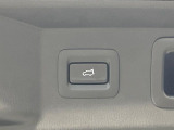 【パワーバックドア】スマートキーや運転席のボタンを押すだけでリアゲートが自動で開閉します!荷物を持っている時や、高い位置にあるバックドアを閉める際に便利な機能です♪