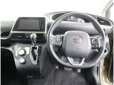 運転席から見たハンドルダッシュまわりになります。