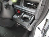 運転席右側のドリンクホルダーです。