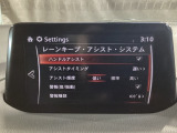 ハンドル操作をアシストすることにより車線からの逸脱回避を支援します。