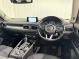 運転席まわりです。 各操作スイッチは使いやすい位置に配置されてます。