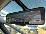 インテリジェント ルームミラーは、車両後方のカメラ映像をミラー面に映し出すので、車内の状況や、天候などに影響されず、いつでもクリアな後方視界が得られます