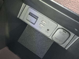充電用USB付き。スマートフォンなどの充電に便利です。