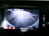バックカメラの画像です。ガイドラインがスムースな車庫入れをサポートいたします。車庫入れの安心感がアップしますね。