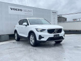 ひときわ印象的なT字型のLEDヘッドライトは、新世代のボルボを象徴するユニークなアイコンとなっています。LEDデイタイム・ランニング・ライトやポジションライト、ウインカーの役割も果たします。