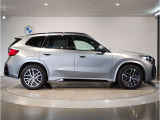【BMWの伝統-3】BMWのお車は、&ldquo;駆け抜ける歓び&rdquo;を体現しております。走行の安定性とコーナリングの良さを追求し、思い通りにハンドルの操作可能です。