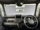視界を遮らない細いフロントピラー、高いアイポイント、フラットなインパネでクリアな見晴らしで運転していただけます☆