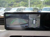 アラウンドビューモニターも装備しております。ご覧のように車体を真上か見たような映像なので、車庫入れの苦手なお客様ももうご心配いりません。
