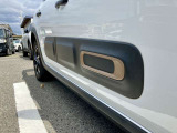 ドアにもブロンズアクセント。