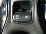 パーキングブレーキの作動と解除が簡単に行える【電動パーキングブレーキ】! 渋滞や信号待ちなどでブレーキを踏んで停車した時にブレーキを保持してくれる【ブレーキホールド】機能も搭載しています!