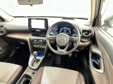 運転席まわりです。 各操作スイッチは使いやすい位置に配置されてます。