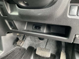 運転席の膝目には、ロアボックスが付いています。お財布やスマートフォンが入れれる小物入れになります。