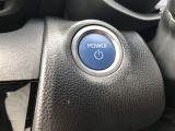 エンジンスタートボタンです。キーが車内にあれば、エンジンの始動・停止はブレーキを踏んでスイッチを押すだけ!キーを取り出す手間を省き、ワンプッシュでエンジンを操作するので簡単でスムーズです。