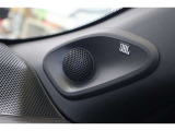 車内空間にクリアでパワフルな心地よいサウンドを響かせる『JBLサウンドシステム』を搭載。音の良さはもちろんのこと、音楽の魅力をダイレクトに感じることが出来るクオリティの高いサウンドが楽しめます。