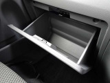 グローブボックス。車検証ブックや小物などが収納できるスペースがあります。