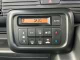 オートエアコン付きです!お好みの温度をセットするだけでエアコンの風量などを自動でコントロール。快適な車内でお過ごしいただけます。