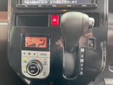 【オートエアコン】一度お好みの温度に設定すれば、車内の温度を検知し風量や温度を自動で調整。暑い&hellip;寒い&hellip;と何度もスイッチ操作をする必要はありません。快適な車内空間には必須の機能ですね♪